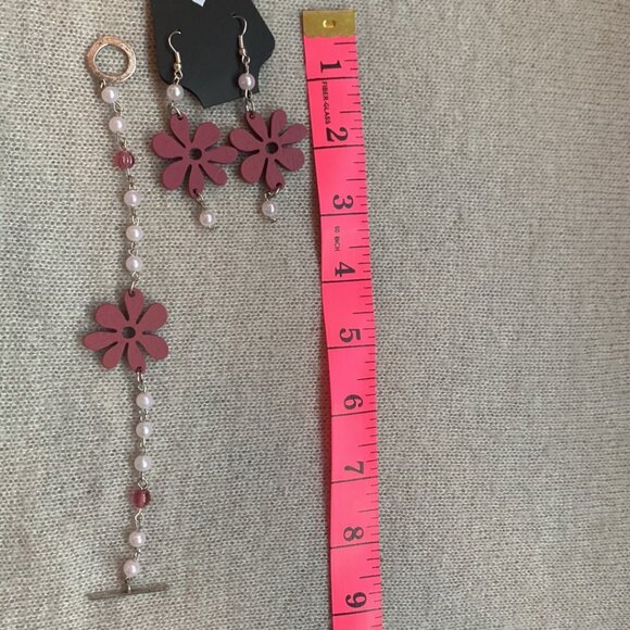 🌸 Handmade Pink Wooden Flower with Faux Pearls – Set (Bracelet + Earrings) - Picture 12 of 12